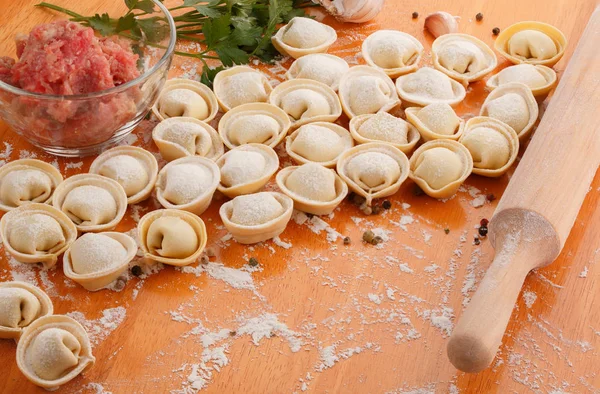 Kotitekoinen pelmeni ainesosineen — kuvapankkivalokuva