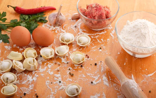 Malzemeler ile ev yapımı mantı 