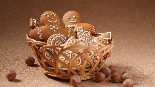 Gingerbread çerezleri cork arka plan üzerinde sepet