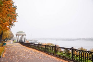 Çardak Yaroslavl Volga dolgu üzerinde.