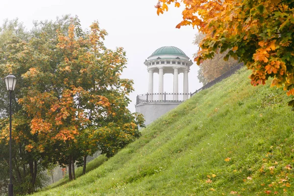 Çardak Yaroslavl Volga dolgu üzerinde.