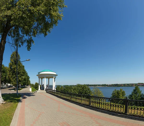 Çardak Yaroslavl Volga dolgu üzerinde.