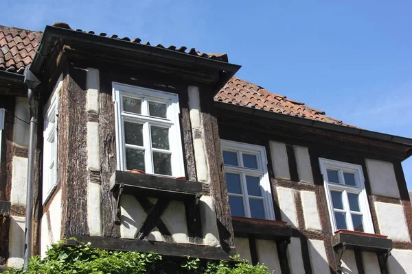 Casa de entramado de madera una antigua construcción europea —  Fotos de Stock