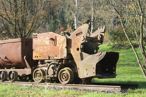 Loren Are belangrijk in de mijnbouw om kolen van de berg. — Stockfoto
