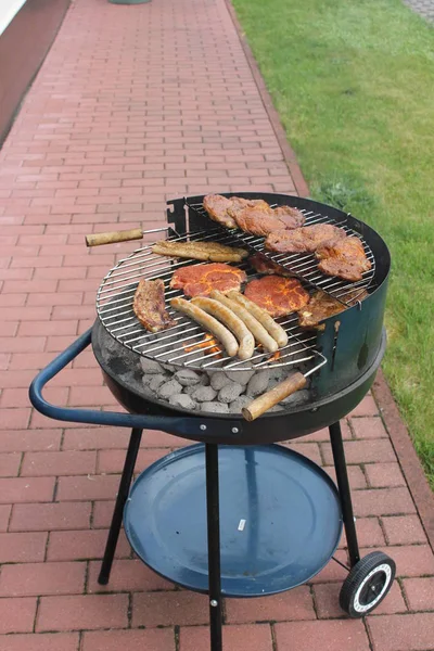 Grilling meat in summer — Stock Photo, Image