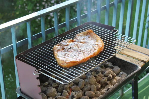 Grilling meat in summer — Stock Photo, Image