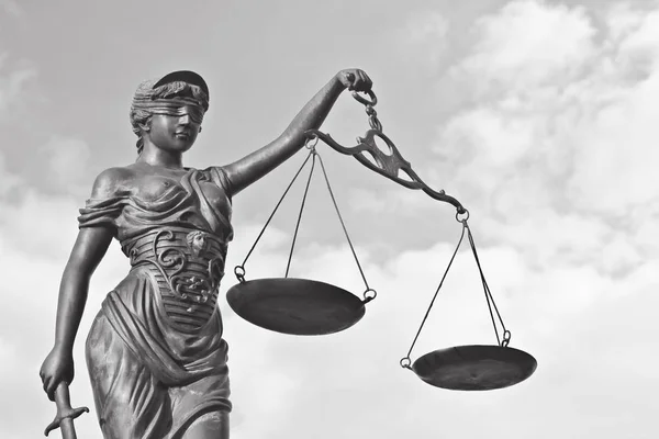Justitia şiirsel bir adalet