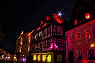 Romantik ışığında aydınlatılmış şehrin sokaklarında