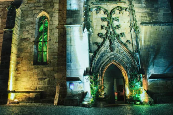 Kilise çeşitli renklerde romantik aydınlatma ile.