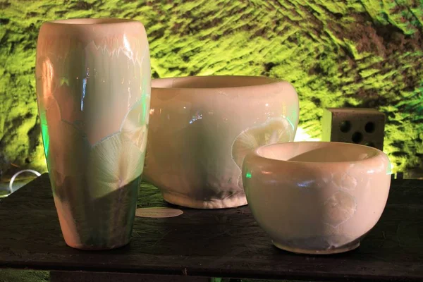 Keramikvasen und Töpfe in romantischer Anordnung — Stockfoto