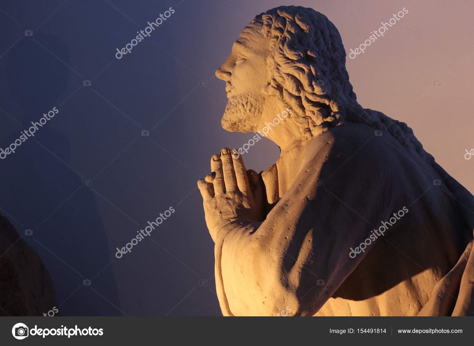 Biddende standbeeld in spirituele verlichting — Stockfoto © kraximus ... Biddende standbeeld in spirituele verlichting — Stockfoto © kraximus ...