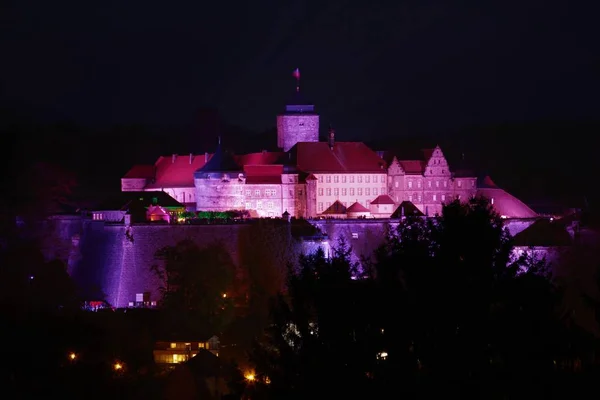 Schloss mit romantischem farbigem Licht dekoriert — Stockfoto