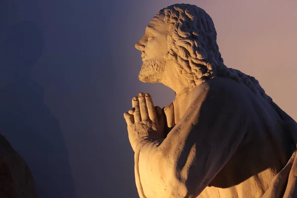 Modlit se socha v duchovní osvětlení — Stock fotografie