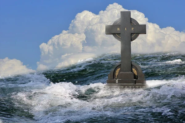 R.I.P. kříž do vody s pozadím mraky — Stock fotografie