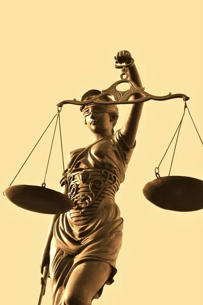 Justitia şiirsel bir adalet