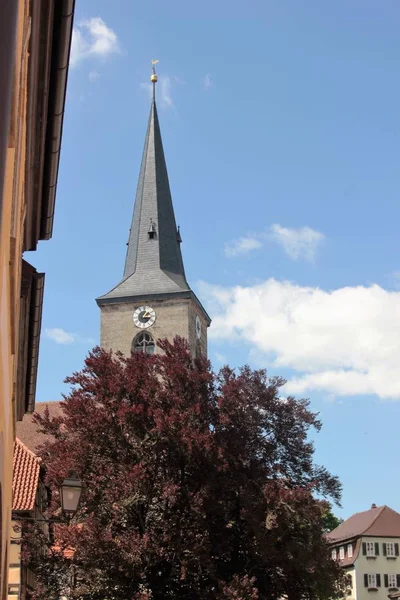 教会と中世の歴史的街並み — ストック写真