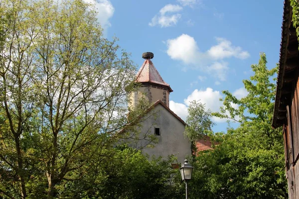 Mittelalterliches historisches Stadtbild mit Kirche — Stockfoto