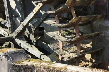 Su en eski makine için enerji kaynağıdır. İnsanlar doğal kaynakları kullandığından genellikle çevre dostudur.