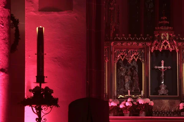 Kościół z romantyczną nocą oświetleniem w kilku kolorach. — Zdjęcie stockowe