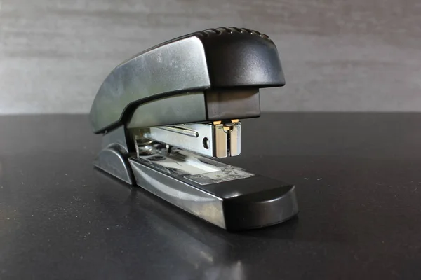 The stapler is used in the office — Stock Photo, Image