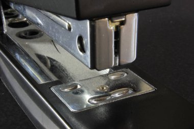 Tel zımba ofiste kağıt el ile bağlamak için kullanılır