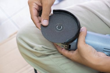 Elektrik değirmeni bıçak yüklemek 