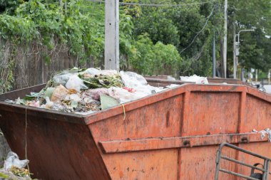 turuncu çöp konteyneri