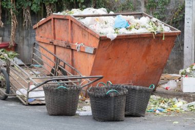 turuncu çöp konteyneri