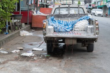 tozlu eski bir kamyonet