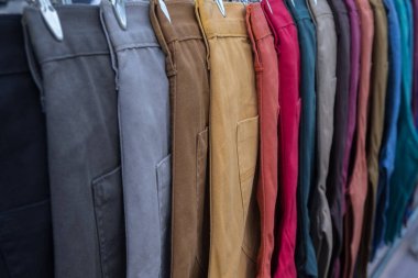 dükkanda renkli kot pantolon