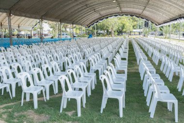 Beyaz plastik sandalyeler yığını