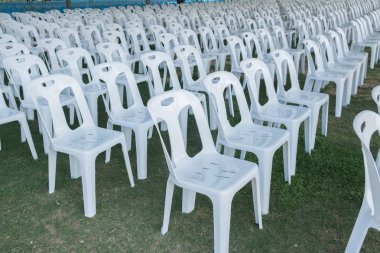 Beyaz plastik sandalyeler yığını