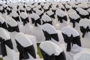 Beyaz sandalye ve siyah şerit