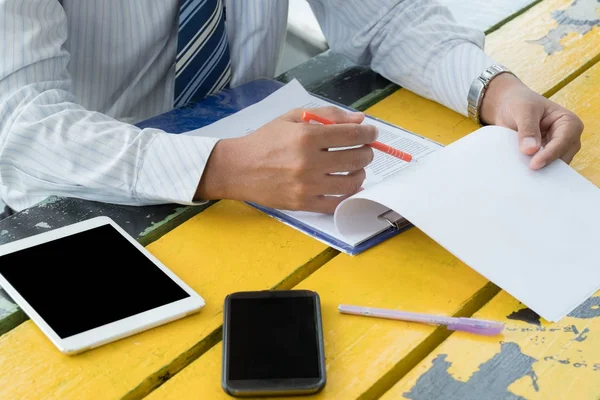 Bussiness man readding — Stock Photo, Image