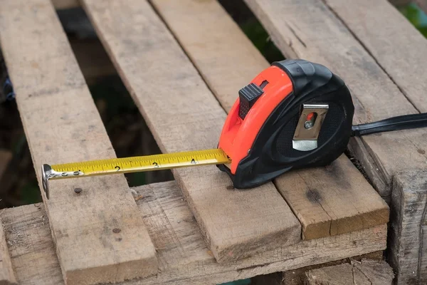 Ruban à mesurer sur bois — Photo