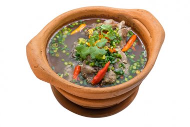 sıcak ve baharatlı domuz çorbası çanak çömlek içinde