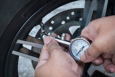 El tamam araba tekerlek hava basınç yakın çekim