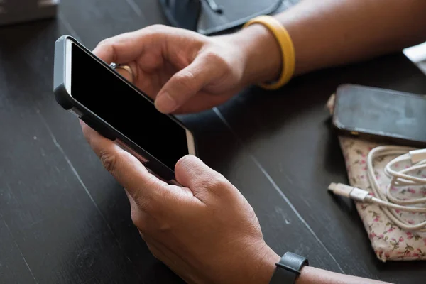 Erkekler ellerini bir smartphone kullanarak