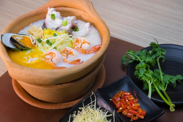 Sopa de arroz con mariscos en Cerámica —  Fotos de Stock