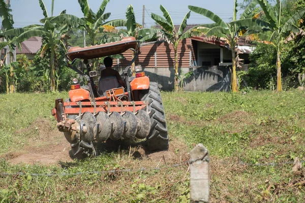 Caminhão laranja no campo — Fotografia de Stock