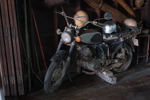 Старинный Классический Мотоцикл Припаркованный Деревянном Доме Шлемом — стоковое фото