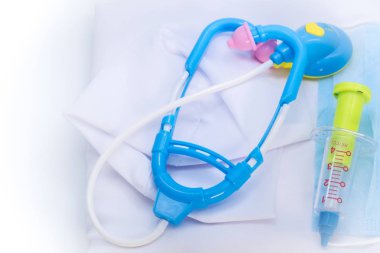 oyuncak stetoskoplar beyaz bir gömlek üzerinde 