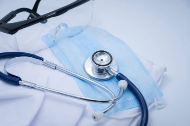 stetoskoplar mavi maske üzerinde bir