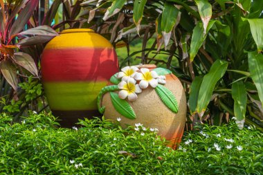 bir bahçe içinde renkli seramik