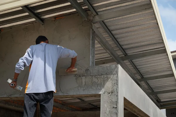 Les constructeurs plâtrent les murs — Photo