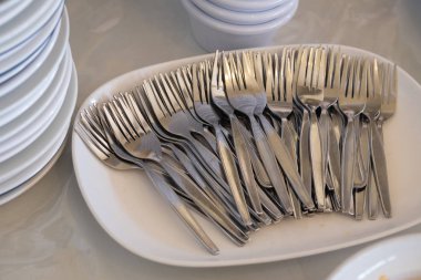 bir mutfakta bulaşık zemin üzerine çatal