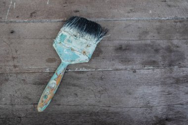 ahşap arka plan üzerinde kullanılan mavi boya fırçası