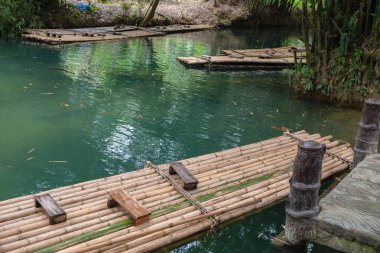 Bambu ırmaklarda su tarafından seyahat etmenin bir yolu. Yakın zamandan beri kullanılan insan