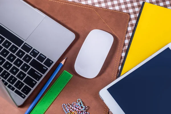 Concepto de empresa y educación - Vista superior de la mesa de trabajo abierta — Foto de Stock