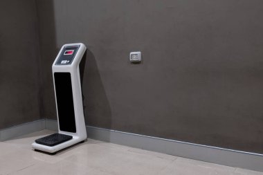 Dijital teraziler yerde yatıyordu.